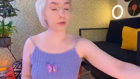 Emmy  help me reach 100 thumbs up online show from 03.07.25