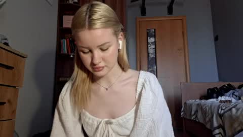 ShyLuna online show from 04.03.26