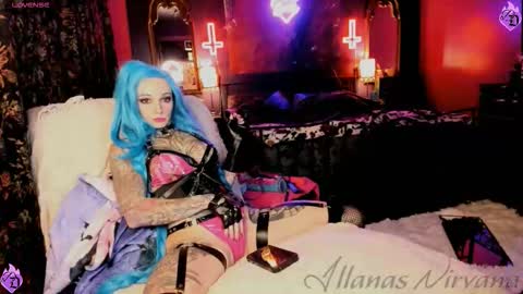 Snapshot of illanasnirvana chatting on 11.10.25 IllanasNIrvana online show from 11.10.25