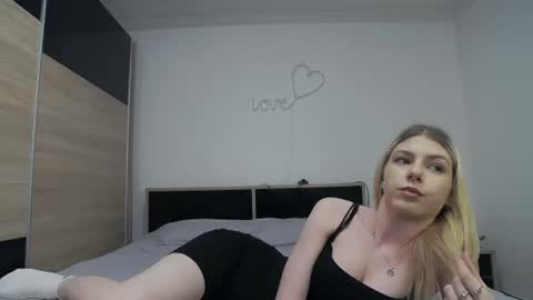 Snapshot of innocentangel2 chatting on 06.18.26 innocentangel2 online show from 06.18.26