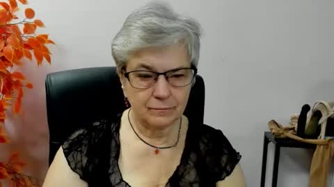Snapshot of iris_xdesire chatting on 09.29.25 I R I S online show from 09.29.25
