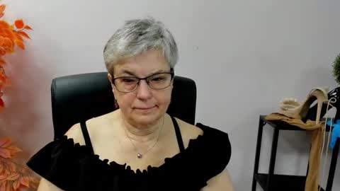 Snapshot of iris_xdesire chatting on 10.10.25 I R I S online show from 10.10.25