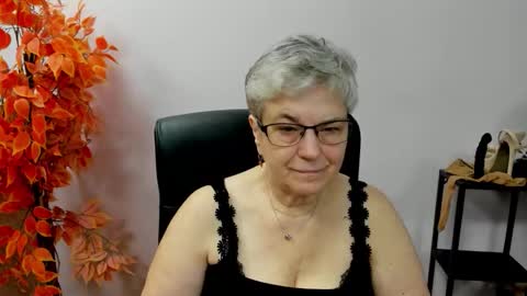 Snapshot of iris_xdesire chatting on 10.15.25 I R I S online show from 10.15.25