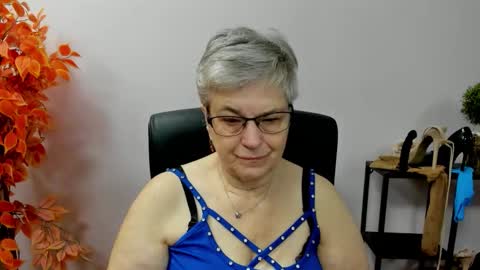 Snapshot of iris_xdesire chatting on 10.21.25 I R I S online show from 10.21.25