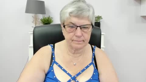 Snapshot of iris_xdesire chatting on 06.11.26 I R I S online show from 06.11.26