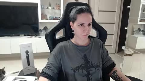 Irwi Tomboy online show from 12.19.24