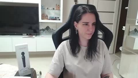 Irwi Tomboy online show from 03.10.25