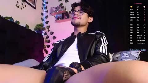 Snapshot of isaac_saenz chatting on 02.18.25 Isaac Saenz. online show from 02.18.25