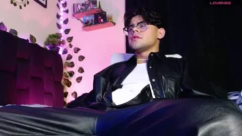 Snapshot of isaac_saenz chatting on 02.24.25 Isaac Saenz. online show from 02.24.25