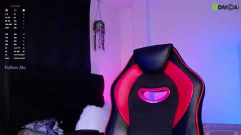 Snapshot of isaac_saenz chatting on 10.26.25 Isaac Saenz. online show from 10.26.25