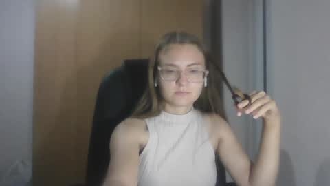 Snapshot of isabel_loveee chatting on 09.17.25 isabel_loveee online show from 09.17.25