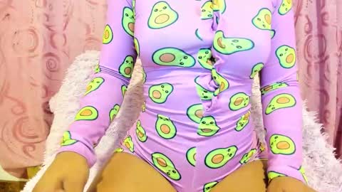 Snapshot of isabela_gonzalez_ chatting on 10.02.25 ISA online show from 10.02.25