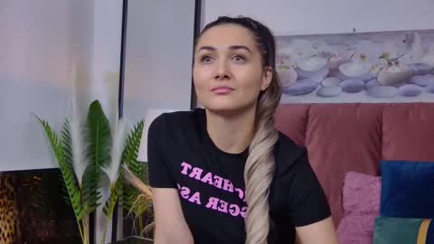 Snapshot of isabelasasha chatting on 02.21.25 Isa online show from 02.21.25