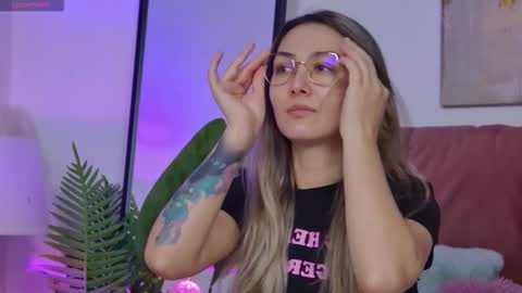 Snapshot of isabelasasha chatting on 11.14.25 Isa online show from 11.14.25