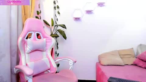 Snapshot of isabella77__ chatting on 11.10.25 Isa online show from 11.10.25