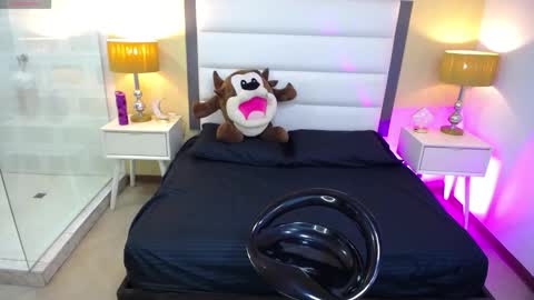 Isa Online 11pm to 5am Colombia time online show from 10.12.25