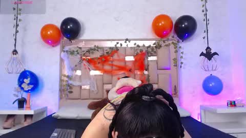 Isa Online 11pm to 5am Colombia time online show from 10.25.25