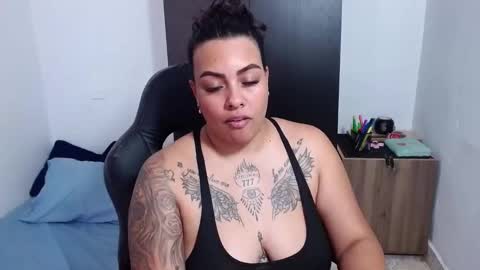Snapshot of isabella_hots chatting on 01.22.25  estefania online show from 01.22.25