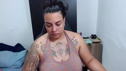 Snapshot of isabella_hots chatting on 02.05.25  estefania online show from 02.05.25
