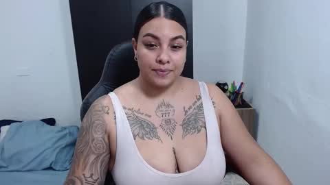 Snapshot of isabella_hots chatting on 02.14.25  estefania online show from 02.14.25
