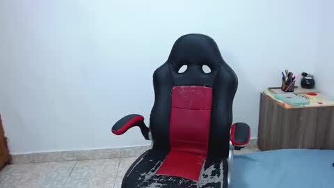 Snapshot of isabella_hots chatting on 02.18.25  estefania online show from 02.18.25
