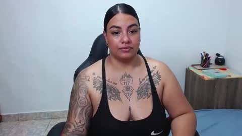 Snapshot of isabella_hots chatting on 02.22.25  estefania online show from 02.22.25