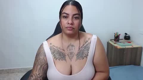 Snapshot of isabella_hots chatting on 02.25.25  estefania online show from 02.25.25