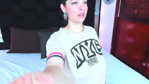 Isabella Your Queen  online show from 01.21.25