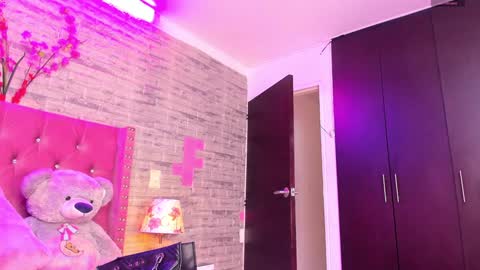 Snapshot of isabellabroms21 chatting on 02.08.25    v online show from 02.08.25