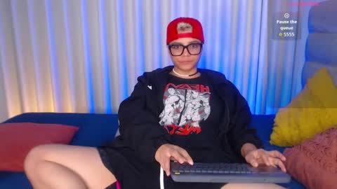 Isabella Mout  online show from 12.04.25