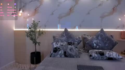 Snapshot of isabellasouza chatting on 10.01.25 online show from 10.01.25