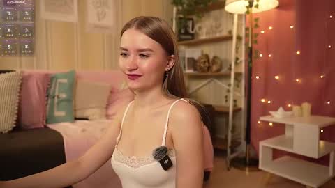 Snapshot of isabellatorrance chatting on 10.06.25 Bella online show from 10.06.25