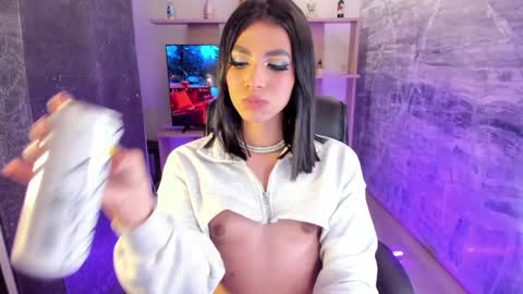 Snapshot of isabellefoxx chatting on 12.21.24 Isa online show from 12.21.24