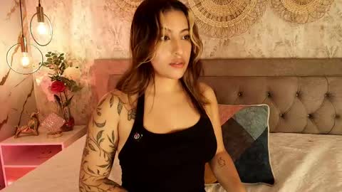 Snapshot of isamoon_ chatting on 05.22.26 Isa online show from 05.22.26