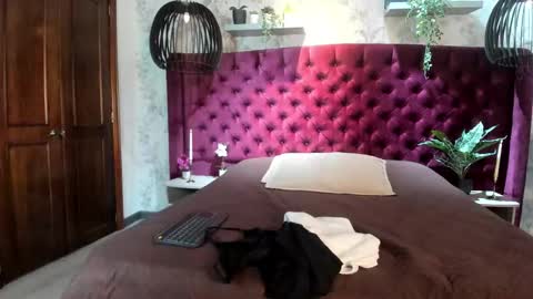 I S A  S AN D E R S  online show from 12.18.25