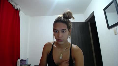 Snapshot of isaura_latina chatting on 10.31.25 Idara Trovo online show from 10.31.25