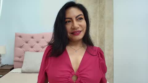 Isis Choi online show from 01.05.26