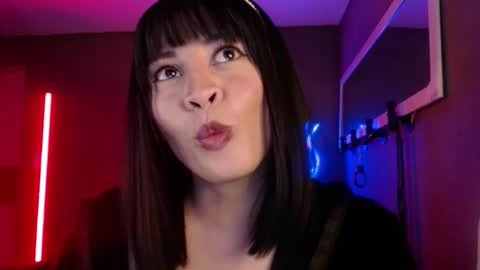 Snapshot of isis_diosa chatting on 11.07.25 Ana Maria online show from 11.07.25