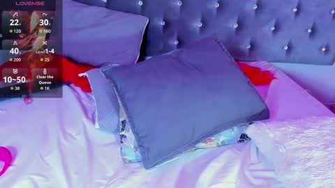 Snapshot of isis_jhempss chatting on 10.16.25 Isis online show from 10.16.25