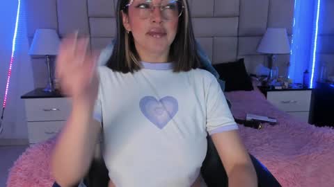 Snapshot of isis_loveyes_ chatting on 12.17.24 Pauli online show from 12.17.24