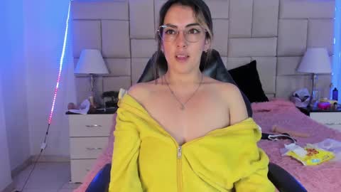 Snapshot of isis_loveyes_ chatting on 12.21.24 Pauli online show from 12.21.24