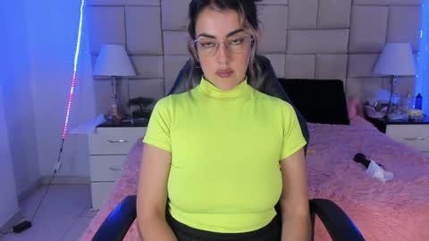 Snapshot of isis_loveyes_ chatting on 12.24.24 Pauli online show from 12.24.24