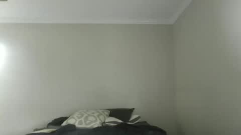 island625103 online show from 09.17.25