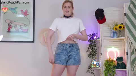 Snapshot of island_peach chatting on 06.19.26 Lou Peaches online show from 06.19.26