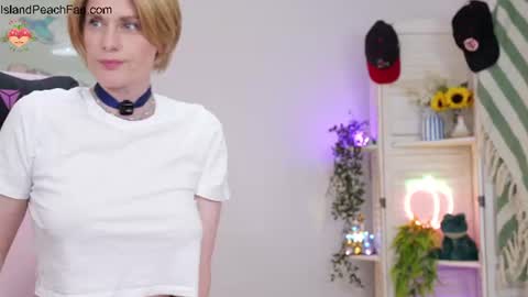 Snapshot of island_peach chatting on 07.05.26 Lou Peaches online show from 07.05.26