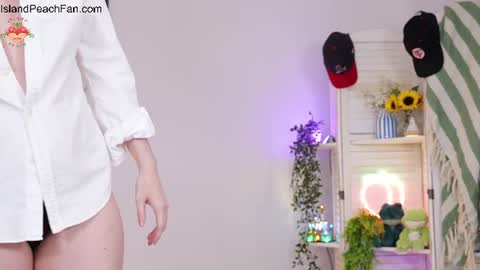 Snapshot of island_peach chatting on 07.24.26 Lou Peaches online show from 07.24.26