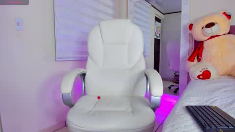 Snapshot of issabellarodriguez chatting on 11.27.25 Isa online show from 11.27.25