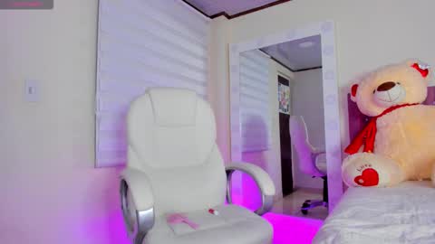 Snapshot of issabellarodriguez chatting on 12.15.25 Isa online show from 12.15.25