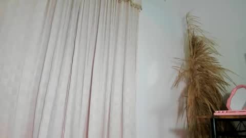 Snapshot of issagodiva chatting on 10.11.25 . . . . online show from 10.11.25