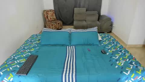 Snapshot of issalovexxx chatting on 02.22.25 Isabella  online show from 02.22.25